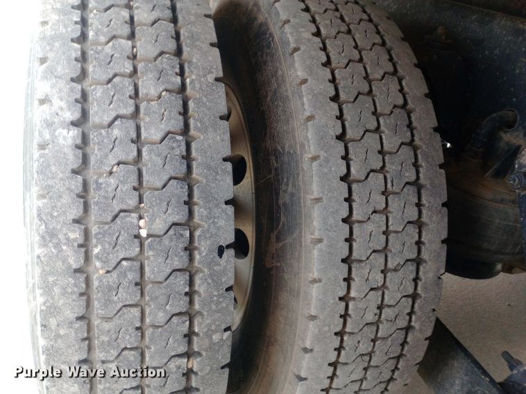 image for item DQ7202 2004 Kenworth T800 tank truck