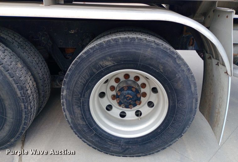 image for item DQ7202 2004 Kenworth T800 tank truck