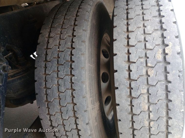 image for item DQ7202 2004 Kenworth T800 tank truck