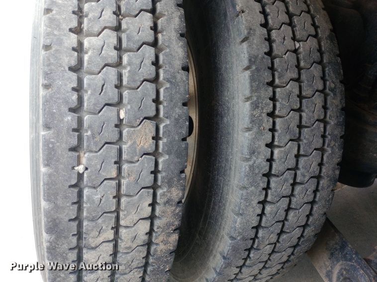 image for item DQ7202 2004 Kenworth T800 tank truck