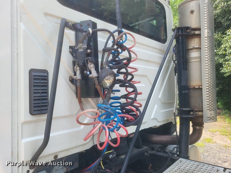 image for item DR4812 2012 International  TranStar 8600 semi truck