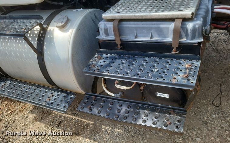 image for item DR4812 2012 International  TranStar 8600 semi truck