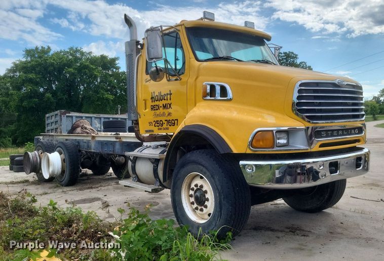 image for item DR4825 2005 Sterling L-Line truck cab and chassis
