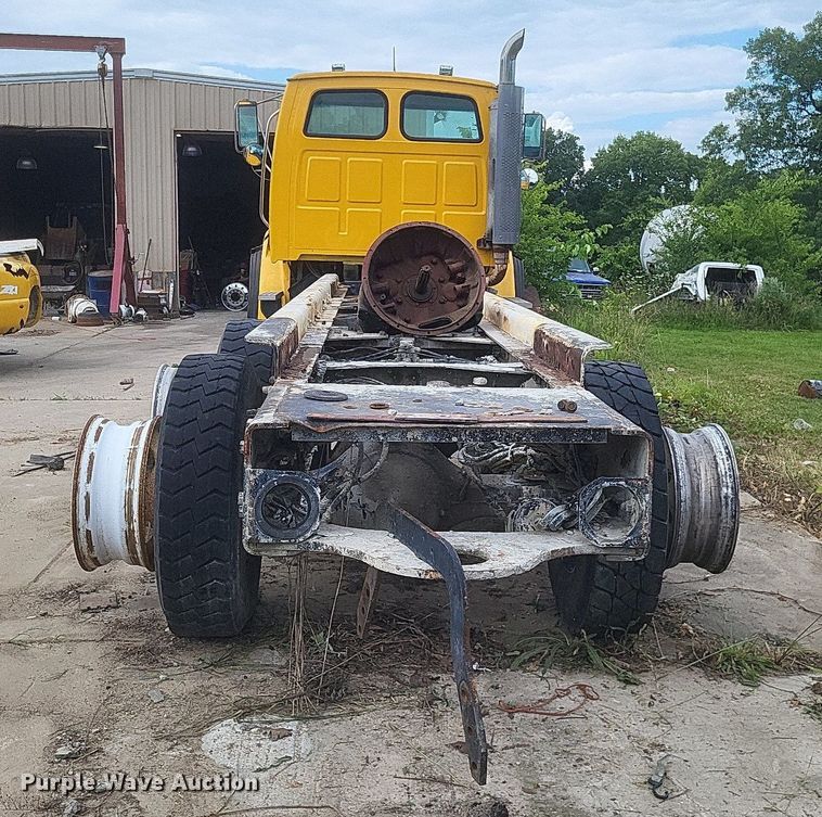 image for item DR4825 2005 Sterling L-Line truck cab and chassis