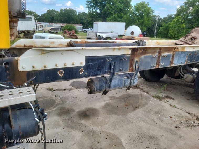 image for item DR4825 2005 Sterling L-Line truck cab and chassis