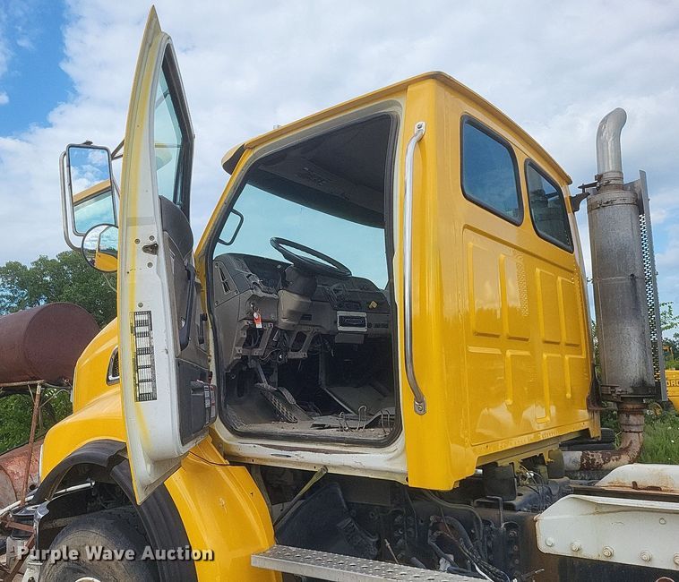 image for item DR4825 2005 Sterling L-Line truck cab and chassis