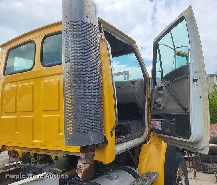 image for item DR4825 2005 Sterling L-Line truck cab and chassis