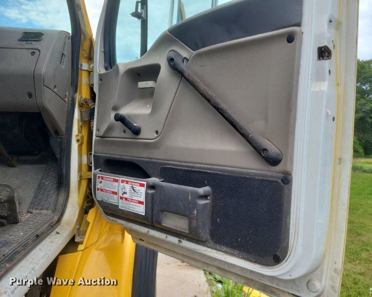 image for item DR4825 2005 Sterling L-Line truck cab and chassis