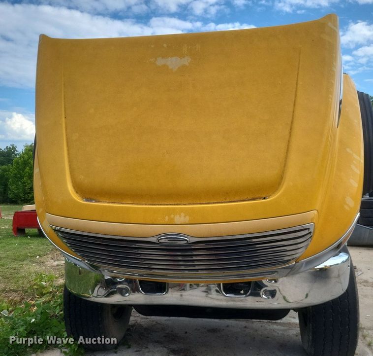 image for item DR4825 2005 Sterling L-Line truck cab and chassis