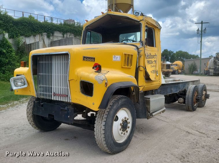 image for item DR4830 1995 International  PayStar 5000 truck cab and chassis