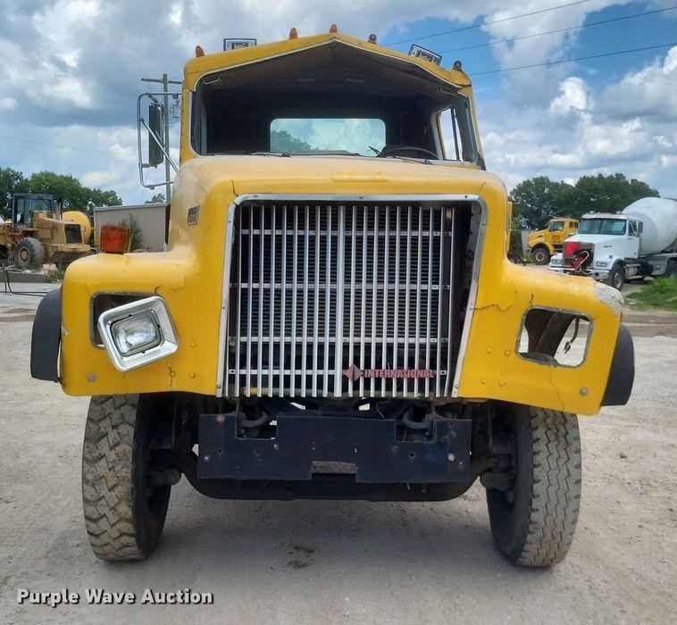 image for item DR4830 1995 International  PayStar 5000 truck cab and chassis