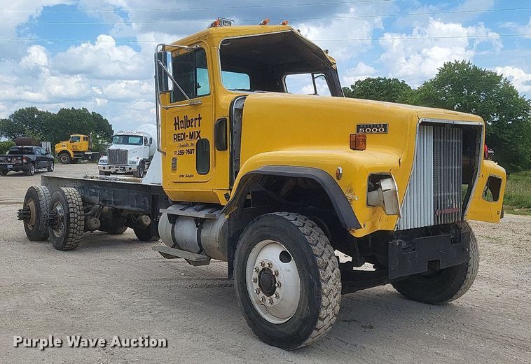 image for item DR4830 1995 International  PayStar 5000 truck cab and chassis