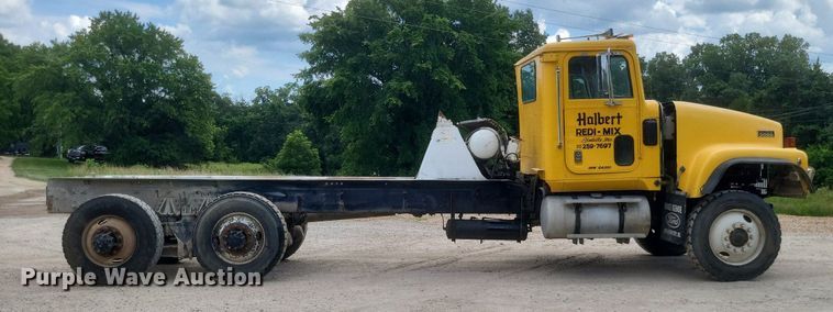 image for item DR4830 1995 International  PayStar 5000 truck cab and chassis