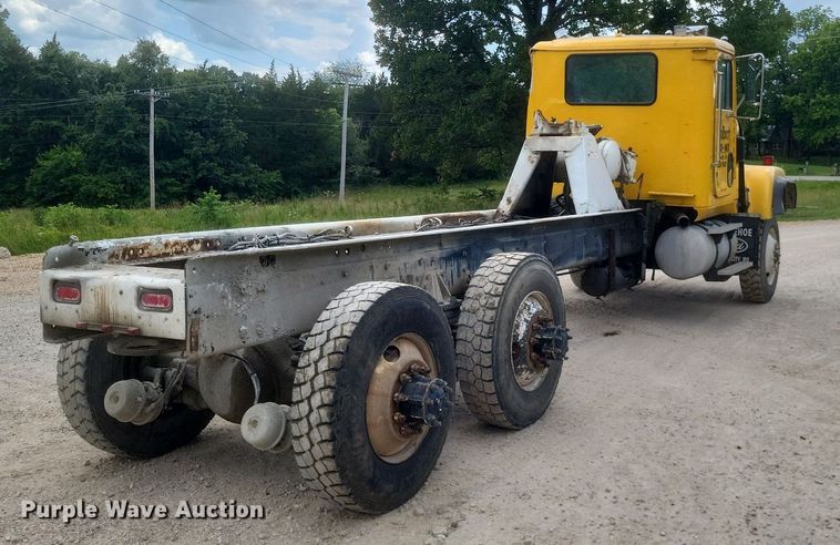 image for item DR4830 1995 International  PayStar 5000 truck cab and chassis