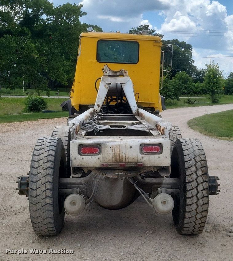 image for item DR4830 1995 International  PayStar 5000 truck cab and chassis