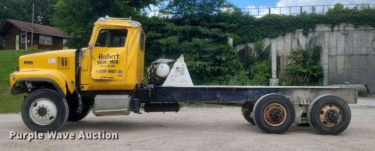 image for item DR4830 1995 International  PayStar 5000 truck cab and chassis