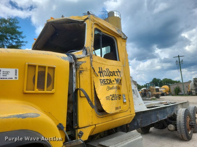 image for item DR4830 1995 International  PayStar 5000 truck cab and chassis