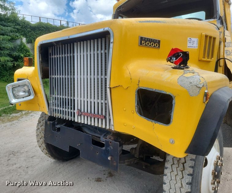 image for item DR4830 1995 International  PayStar 5000 truck cab and chassis