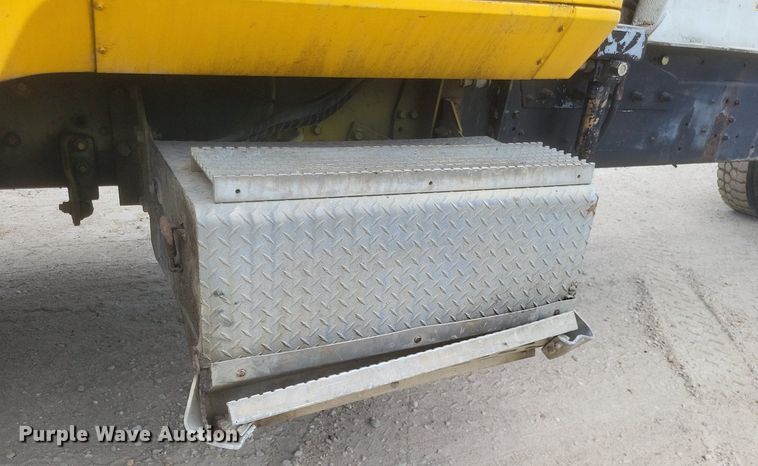 image for item DR4830 1995 International  PayStar 5000 truck cab and chassis