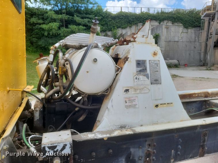 image for item DR4830 1995 International  PayStar 5000 truck cab and chassis