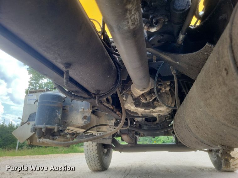 image for item DR4830 1995 International  PayStar 5000 truck cab and chassis