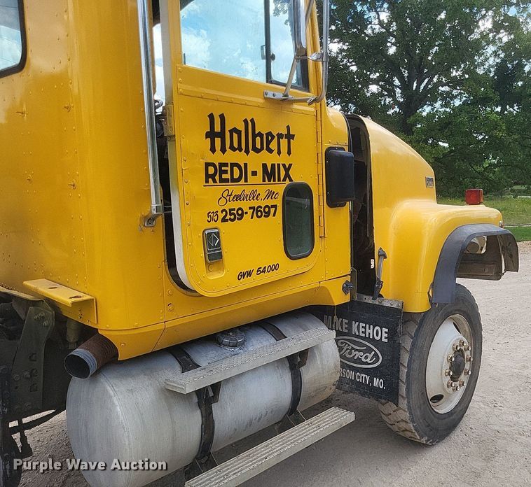 image for item DR4830 1995 International  PayStar 5000 truck cab and chassis