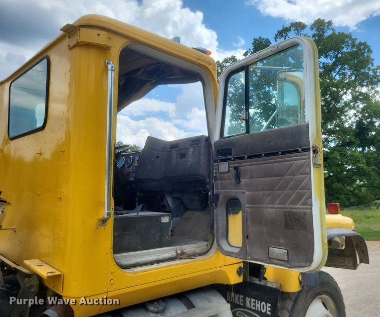 image for item DR4830 1995 International  PayStar 5000 truck cab and chassis