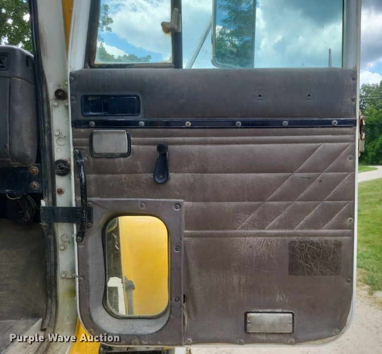 image for item DR4830 1995 International  PayStar 5000 truck cab and chassis