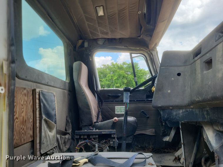 image for item DR4830 1995 International  PayStar 5000 truck cab and chassis