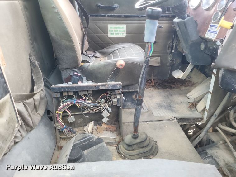 image for item DR4830 1995 International  PayStar 5000 truck cab and chassis