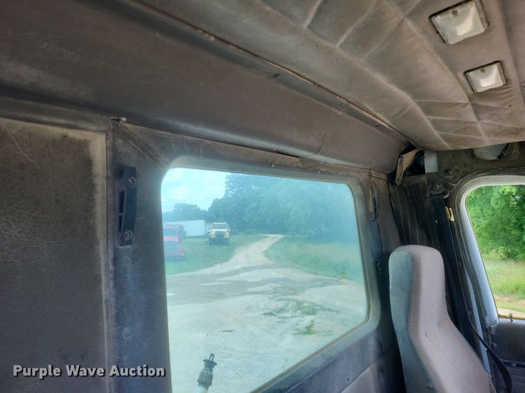 image for item DR4830 1995 International  PayStar 5000 truck cab and chassis