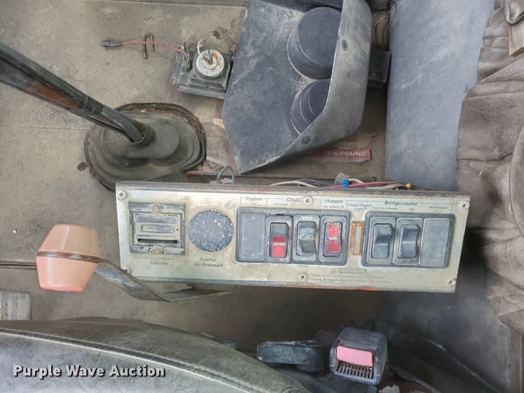 image for item DR4830 1995 International  PayStar 5000 truck cab and chassis