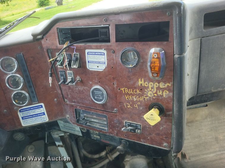 image for item DR4830 1995 International  PayStar 5000 truck cab and chassis