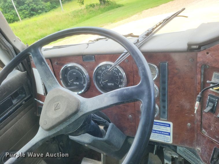 image for item DR4830 1995 International  PayStar 5000 truck cab and chassis