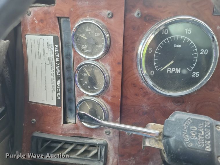 image for item DR4830 1995 International  PayStar 5000 truck cab and chassis