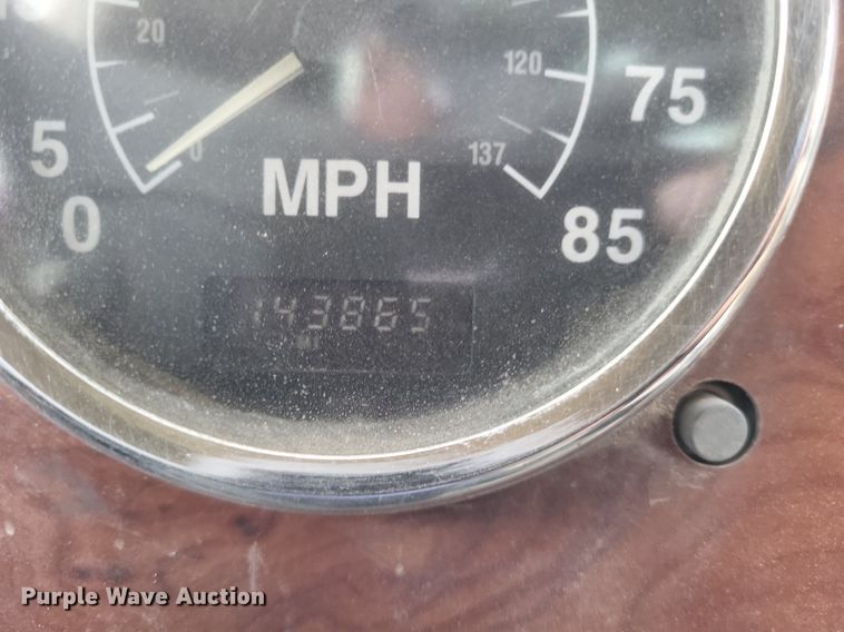 image for item DR4830 1995 International  PayStar 5000 truck cab and chassis