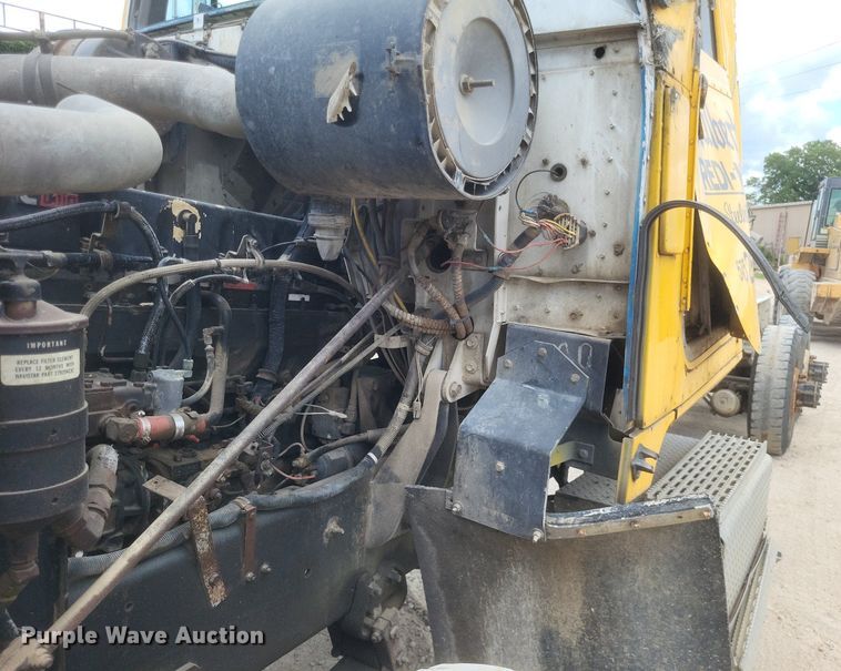 image for item DR4830 1995 International  PayStar 5000 truck cab and chassis