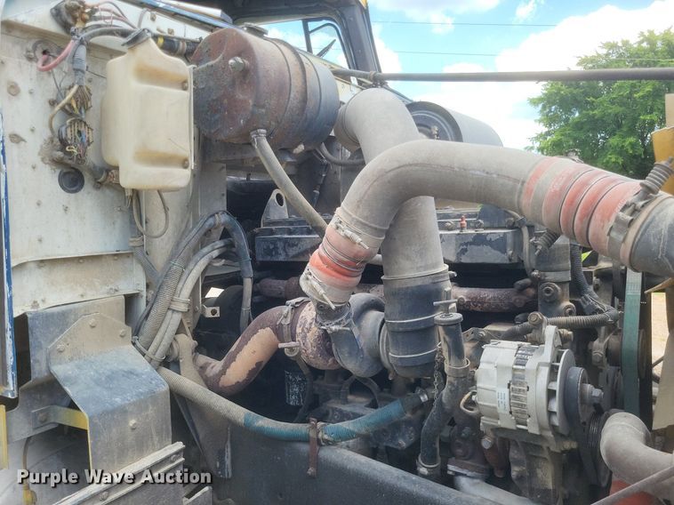 image for item DR4830 1995 International  PayStar 5000 truck cab and chassis