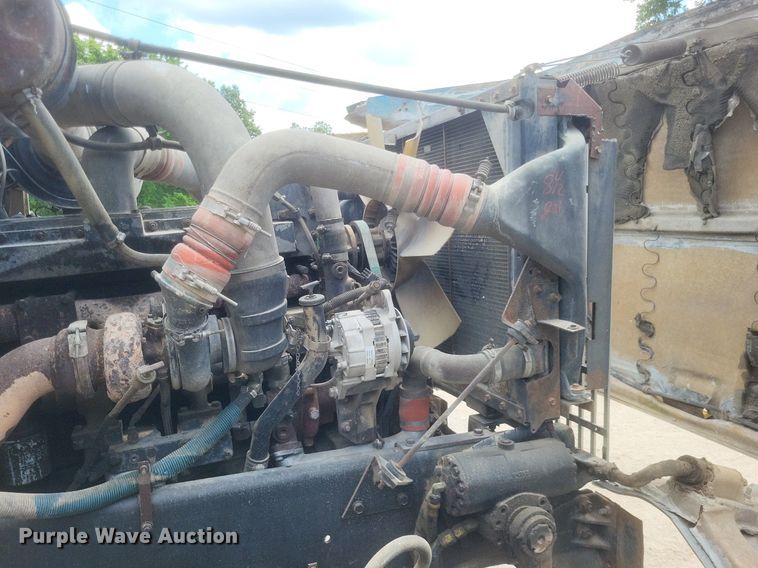 image for item DR4830 1995 International  PayStar 5000 truck cab and chassis