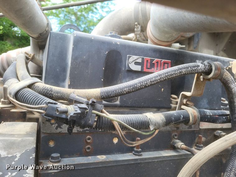 image for item DR4830 1995 International  PayStar 5000 truck cab and chassis