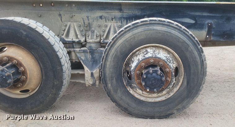 image for item DR4830 1995 International  PayStar 5000 truck cab and chassis