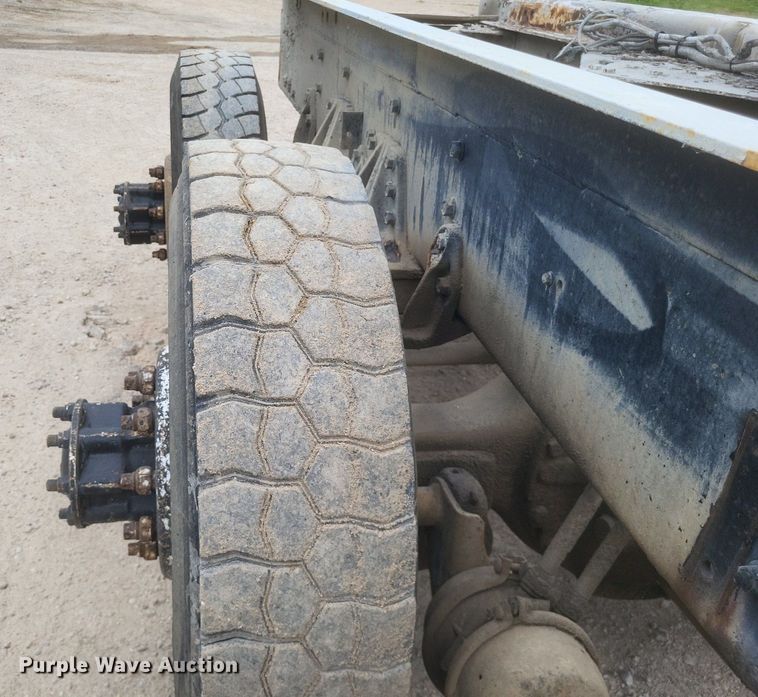 image for item DR4830 1995 International  PayStar 5000 truck cab and chassis