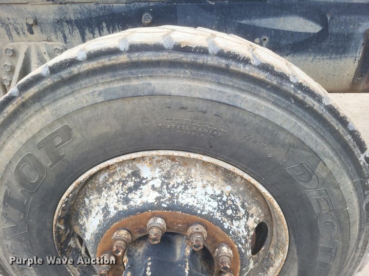 image for item DR4830 1995 International  PayStar 5000 truck cab and chassis