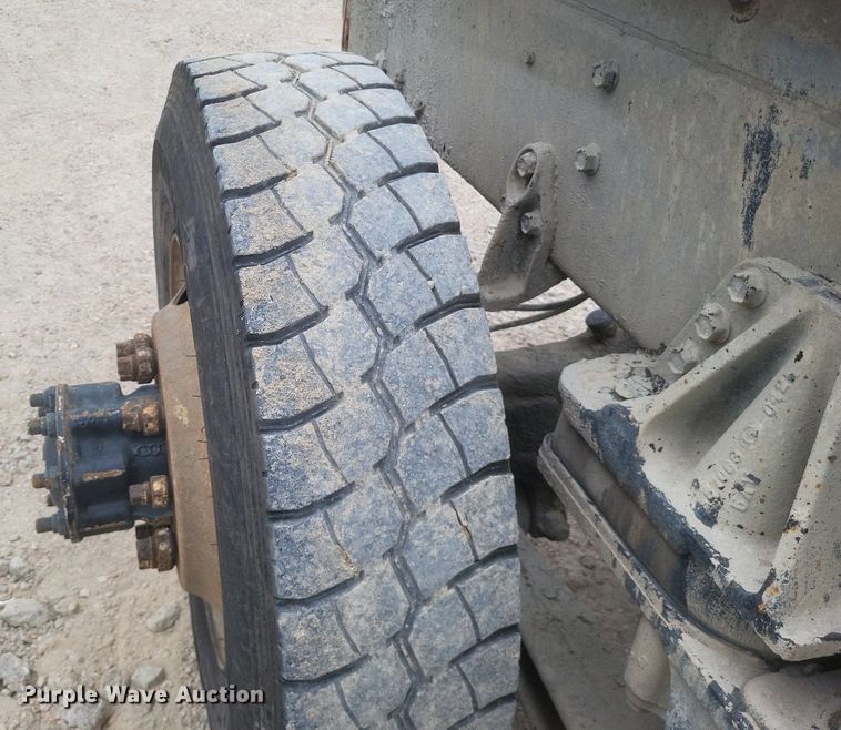 image for item DR4830 1995 International  PayStar 5000 truck cab and chassis