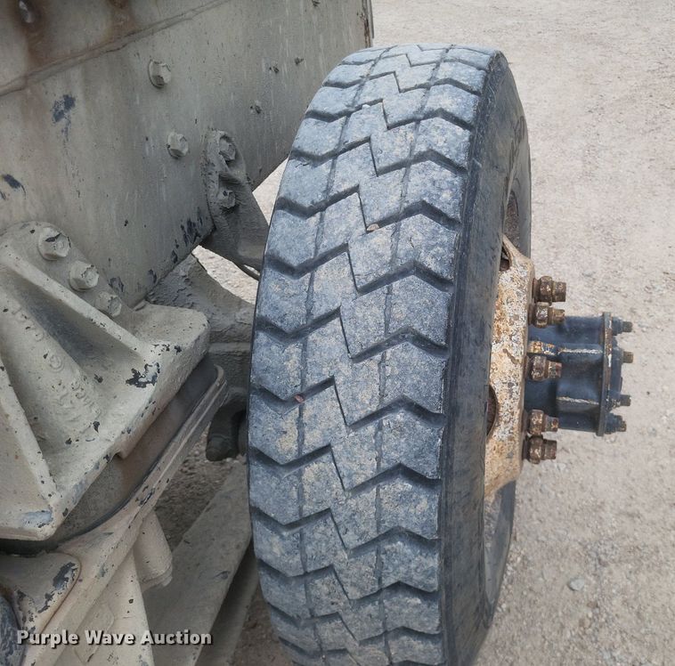 image for item DR4830 1995 International  PayStar 5000 truck cab and chassis