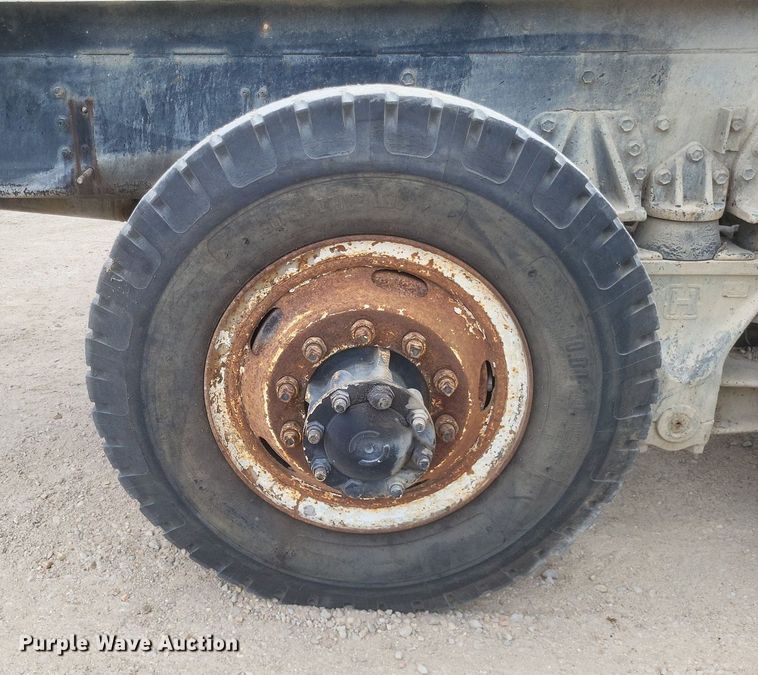 image for item DR4830 1995 International  PayStar 5000 truck cab and chassis