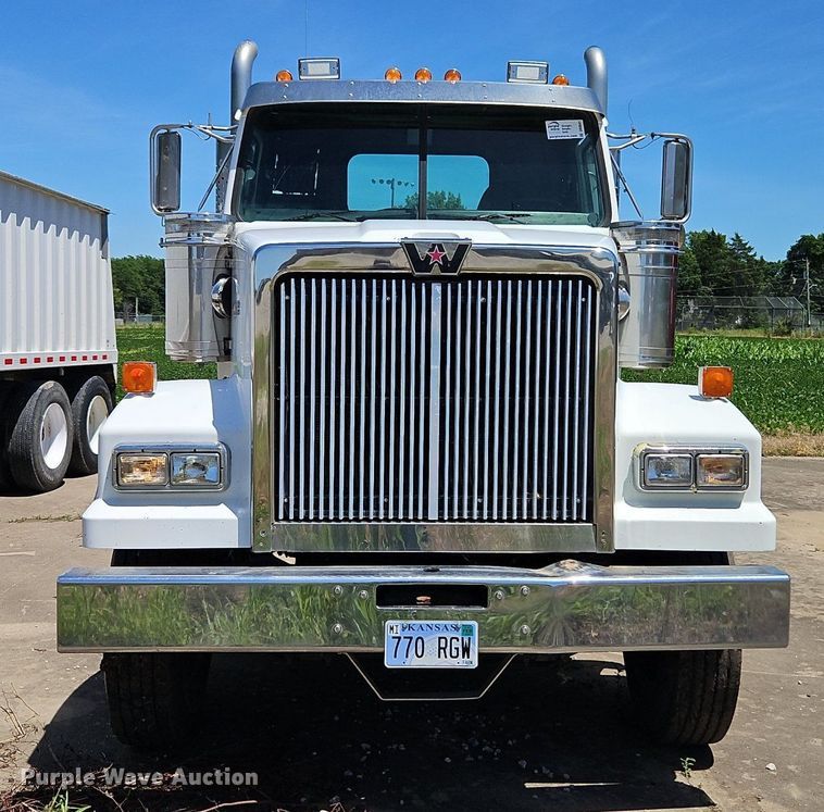 image for item DR8641 2009 Western Star semi truck