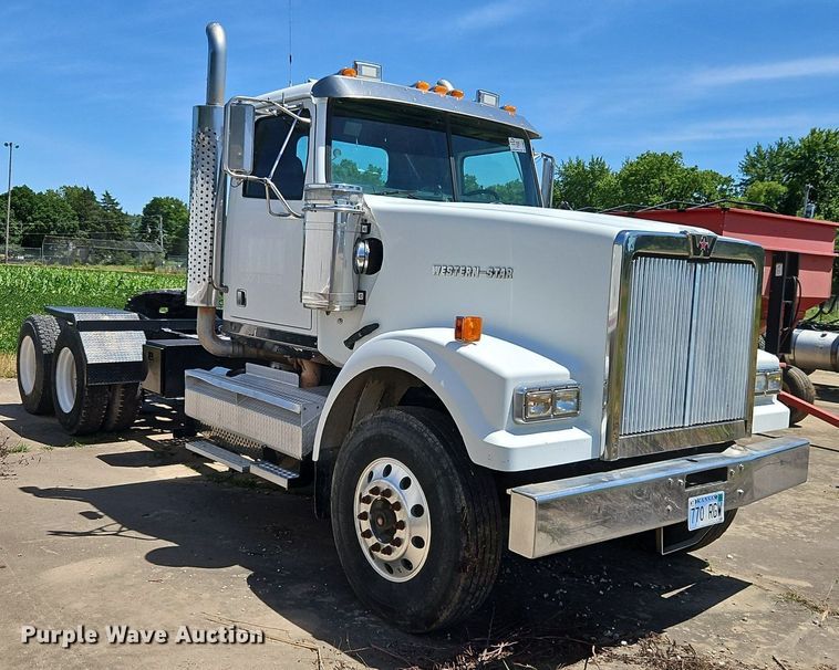 image for item DR8641 2009 Western Star semi truck