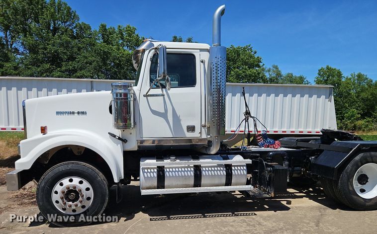 image for item DR8641 2009 Western Star semi truck