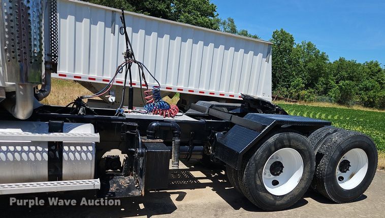 image for item DR8641 2009 Western Star semi truck